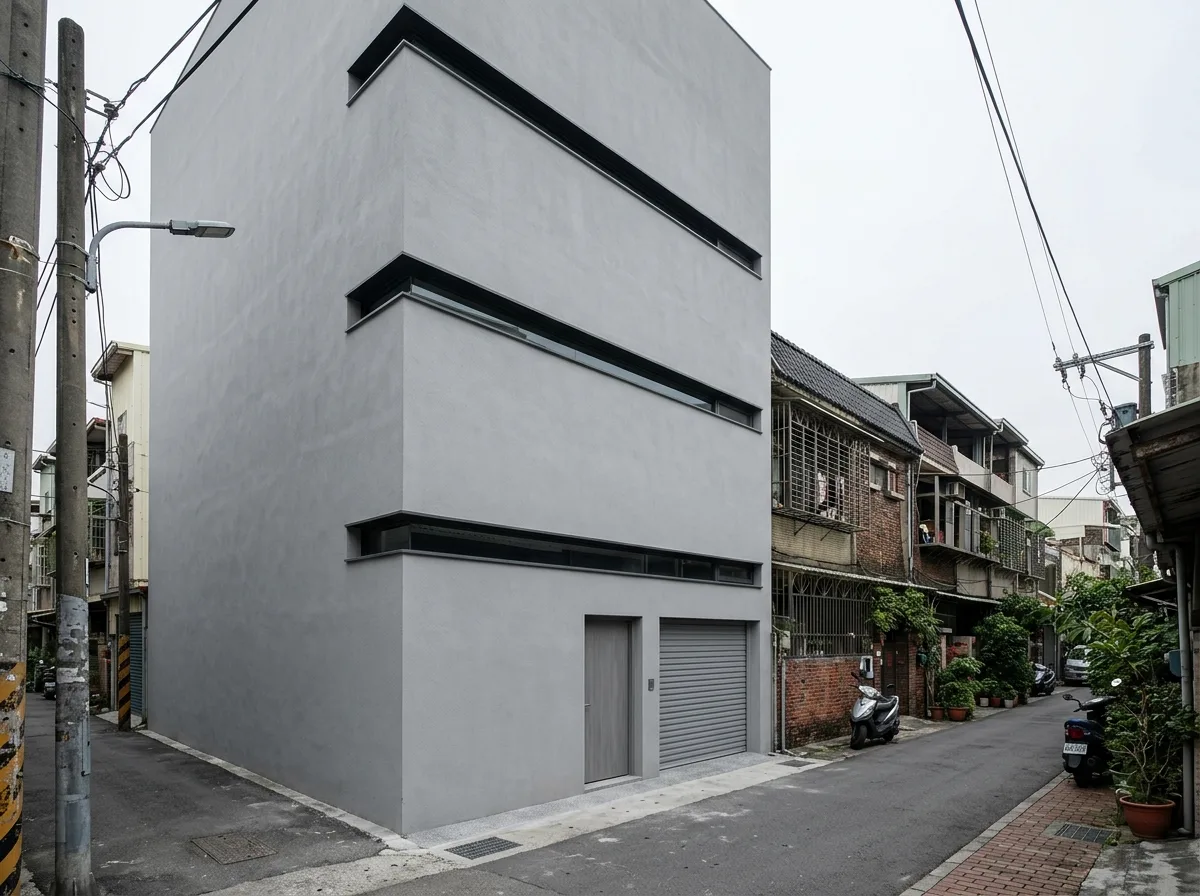 高窓とソリッドウォール：上部のみが開口部となる道路に面したファサード