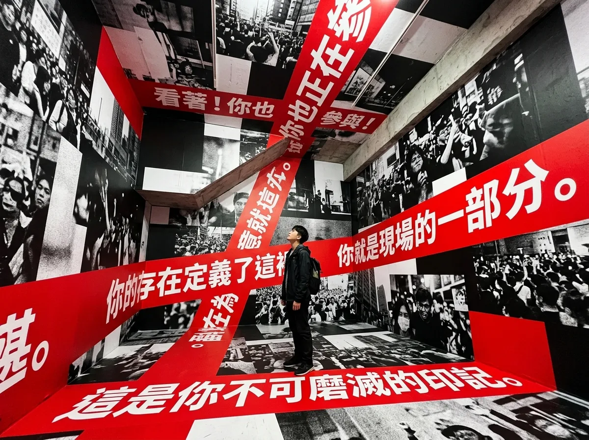 Large-Scale Red, White, and Black Text Wrapping: Imperatives and the Viewer's Position